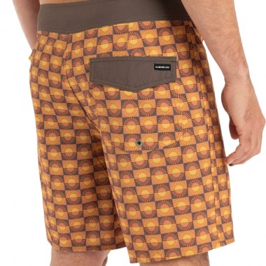 QUIKSILVER SURFSILK STRAIGHT LEG BOARDSHORTS 18&quot BRAN FLOREVER